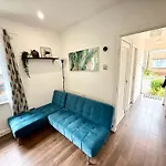 South Gyle House - Superfast Wifi And Free Parking - 7 Minutes From Airport Feriehus
