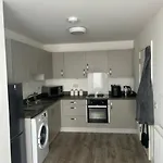 1 Bedroom Flat Apartment *