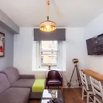 Central Edinburgh Apartment By The Castle *