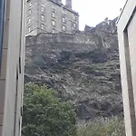 Lovely 1-bedroom Unit Near Castle