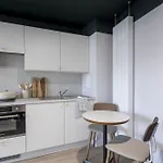 Modern With Kitchen & Ensuite In 公寓 *