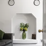 Sleek Canalside In Apartment Edinburgh