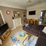 Charming 2bd Flat 10 Minutes To Castle شقة
