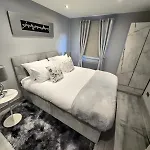Dynastays- Stylish Seaside Home- Dog Friendly, Garden & Parking (adults Only) Feriehus