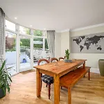 Elegant Flat With Garden In West End شقة