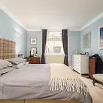 Elegant Flat With Garden In West End شقة *