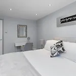 Casa de Férias Dynastays- Stylish Seaside Home- Dog Friendly, Garden & Parking (adults Only) Edimburgo