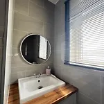 Spacious 2br By Portobello *