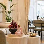 The Compact Caledonian Flat - Haymarket *