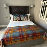 בית הארחה Armadillo Guest House- Adults Only