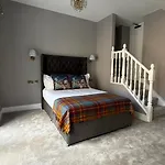 בית הארחה Armadillo Guest House- Adults Only *