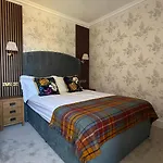 בית הארחה Armadillo Guest House- Adults Only