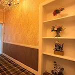 בית הארחה Armadillo Guest House- Adults Only *