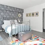 Апартаменты Leith's Bright Abode Эдинбург