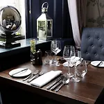 Отель Nira Caledonia 4*