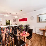 Victoria Park House Hostel *