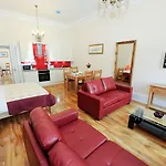 Edinburgh City Suites מלון דירות 4*