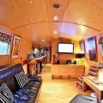- Houseboats 船上ホテル