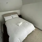 4br Near Airport & Centre Free Parking