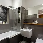 Spacious 2 Bedroom House Near The Meadows 아파트