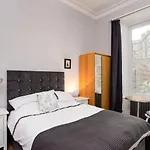 Spacious 2 Bedroom House Near The Meadows 公寓