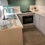 Ground Floor Shared With Host منزل للإقامة إدنبرة