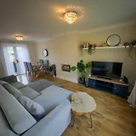 Two Bd House With Private Parking