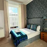 בית הארחה Armadillo Guest House- Adults Only