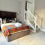 בית הארחה Armadillo Guest House- Adults Only