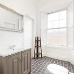 Chic And Stylish 2-bedroom Near Centre