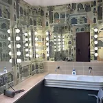Hostel Revolver
