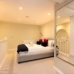 Апартаменты Argyl - Old Town Mews With Parking *
