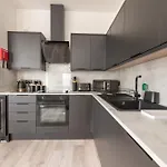 Easter Cosy 4 Bedroom - Apartament