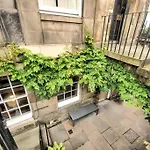 Hamilton Place - Beautiful And With Private Entrance Sleeps 4