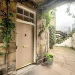 Hamilton Place - Beautiful And With Private Entrance Sleeps 4