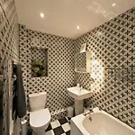 Dreghorn House 5 B-rooms 9 Beds 3 Toilets 2 Showers,1 Bath 2 Receiption Secure Free Parking 233 Wifi Feriehus *