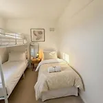 Feriehus Dreghorn House 5 B-rooms 9 Beds 3 Toilets 2 Showers,1 Bath 2 Receiption Secure Free Parking 233 Wifi Edinburgh