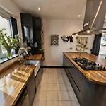 Dreghorn House 5 B-rooms 9 Beds 3 Toilets 2 Showers,1 Bath 2 Receiption Secure Free Parking 233 Wifi * Edinburgh