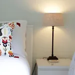 Апартаменты Bernard St - Bright And Spacious 1 Bed At The Shore! *