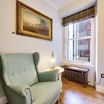 Upper Bow - Luxurious, Modern 1br Near Castle Apartment *
