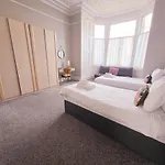 Delightful 4 Bedroom Family In Newington - Craigmillar Park 3*