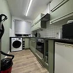 Апартаменты Immaculate Central Flat Near Edinburgh Castle With Free Private Parking Эдинбург