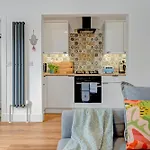 Stylish 2-bed Garden Вилла