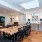 Spacious 5-bed With Garden Parking - Pass The Keys Ferienhaus
