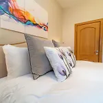 Family Friendly 3br Townhouse With 6 Beds And Parking *