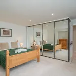 Ferienhaus Spacious 5-bed With Garden Parking - Pass The Keys