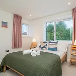 Ferienhaus Spacious 5-bed With Garden Parking - Pass The Keys