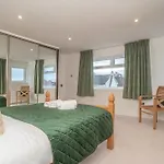Spacious 5-bed With Garden Parking - Pass The Keys بيت للعطل