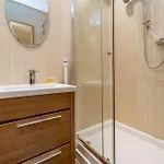 Family Friendly 3br Townhouse With 6 Beds And Parking *