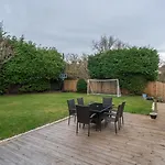Spacious 5-bed With Garden Parking - Pass The Keys